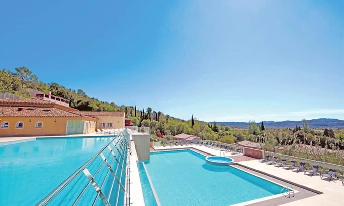 Tourrettes Apartment | Air-conditioned apartment with swimming pool in a tourist residence in Callian
