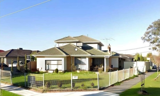 Reservoir House | Private Room in Fawkner House - 12 mins Airport