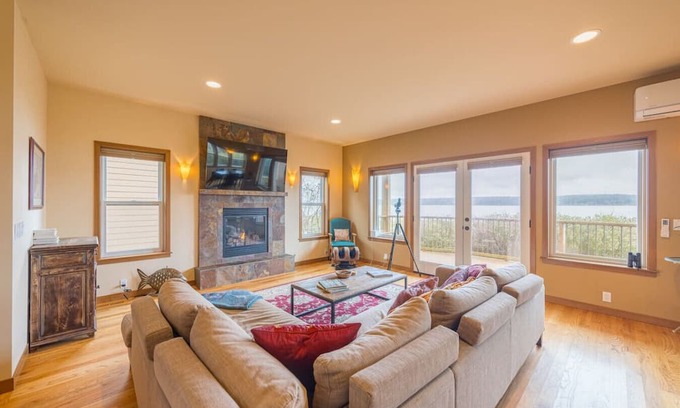 Rollingbay House | Waterfront Home w/Beach access!