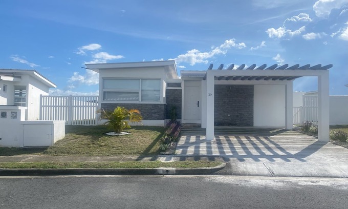 El Palmar House | 2-bedroom family-friendly house in Las Lajas-Chame with backyard and small pool.