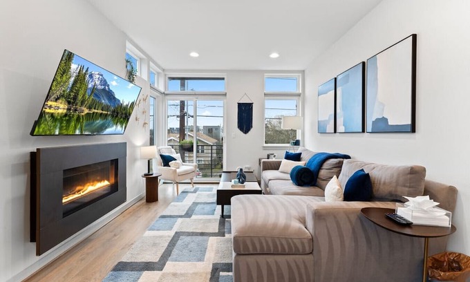 Ballard Condo | Ballard's Best: Patio & Style