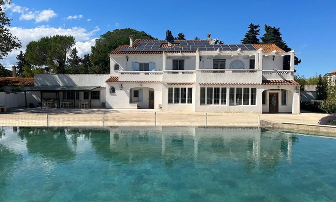 Arles House | Room 'Chambre 1' with Shared Pool, Wi-Fi and Air Conditioning
