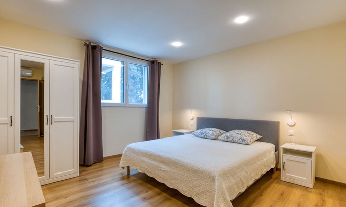Arles House | Apartment 'Chambre 4' with Shared Pool, Wi-Fi and Air Conditioning
