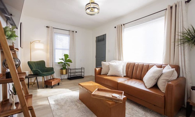 Aroma Park House | 2-bedroom house in charming Aroma Park with AC, WiFi.