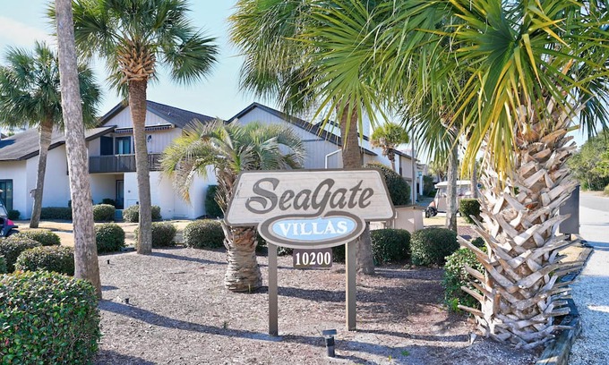Arcadian Shores House | Seaside Escape in Myrtle Beach: Steps from beach!