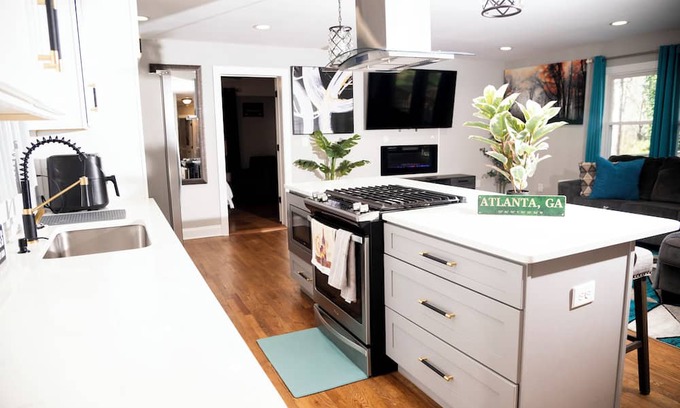 Southwestern House | 3-bedroom house in lovely Atlanta minutes from the Airport!
