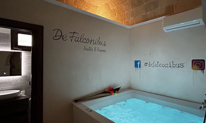 Pulsano Bed & Breakfast | Suite Il Vico – Charming Spa Suite with Jacuzzi, Sauna and Quadruple Room