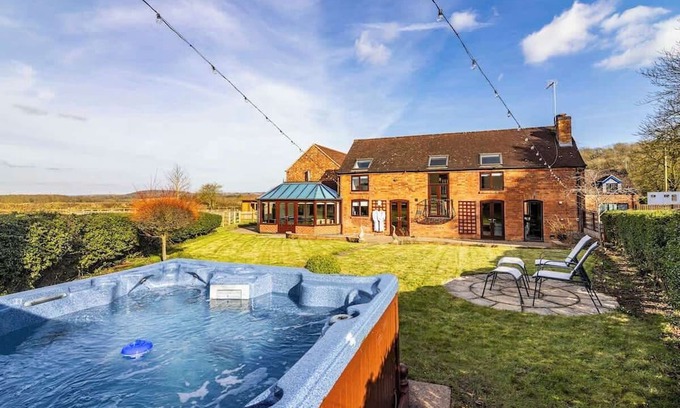 Bunny House | Hillside Farm, King Beds, Hot Tub, Games Room, BBQ