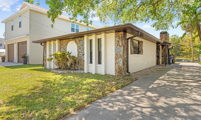 Weeki Wachee Gardens House | Charming 2-bedroom house in superb weeki wachee with WiFi, AC
