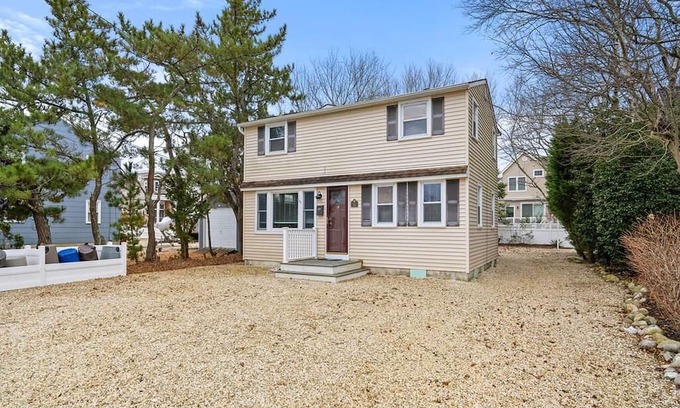 North Beach Haven House | Spacious 7-bedroom house in charming Spray Beach with WiFi, AC. Oceanside