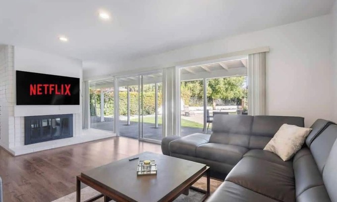 Sunland-Tujunga House | Wexford Hills Poolside Haven Backyard, BBQ