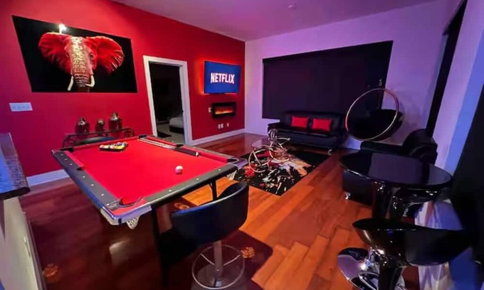 Lindbergh Apartment | The Red Room
