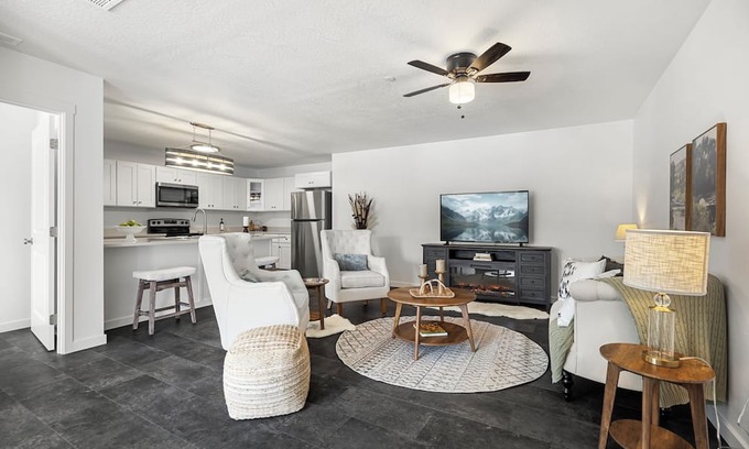 Kellogg Condo | Beautiful 2-bedroom condo centrally located in Kellogg with a porch.