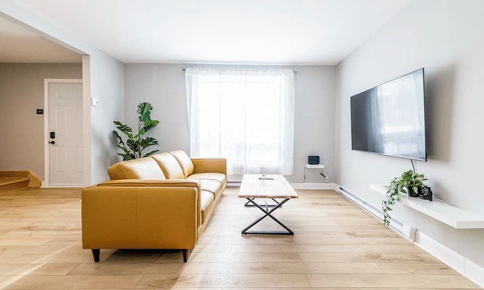 Greenfield Park House | Comfy/New 3 BDR house near DT,Hospital,2 parking