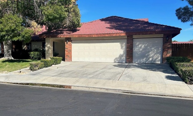 Ridgecrest House | Charming Large 3+ Bedroom 2.5 Bath Single Story House in Heritage Village.