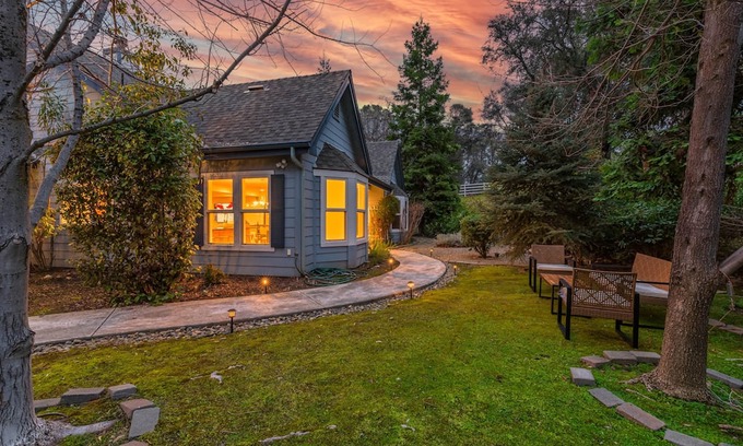 Mariposa House | Blue house of Yosemite