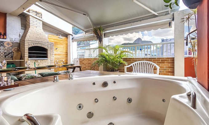 Copacabana Apartment | Penthouse Retreat with Jacuzzi & BBQ | Heart of Copacabana!