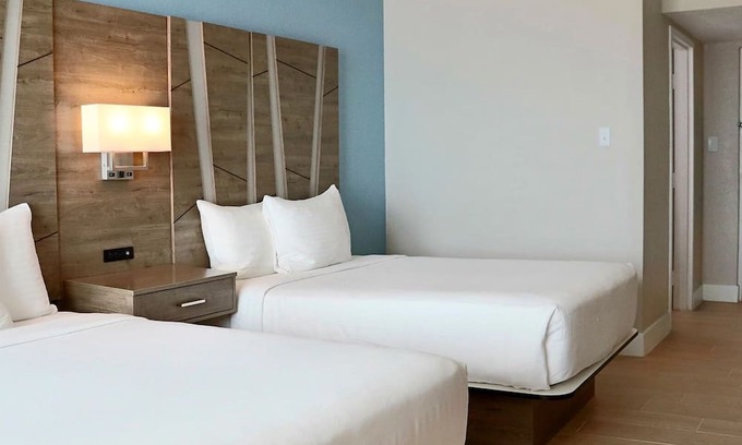 Pinellas Point House | Ideal Family Stay - Adventurous Excursions, Trendy Dining & Beach Escape