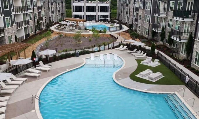 Metrocenter - North Rhodes Park Apartment | 5min to DT | Pool | King Bed | Full Gym | Parking