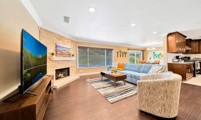 Tustin House | Close to Disney and the Beach! Central OC Location
