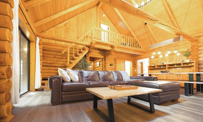 Arlington Cabin | Riverfront - Log Home - Hot Tub - Game Room