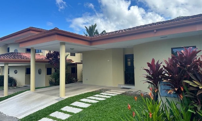 Tarcoles House | Cozy newly renovated 2-bedroom house 10 mins from the beach!