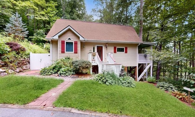 Cullowhee Cottage | Charming 2-bedroom cottage with WiFi, AC in beautiful Cullowhee