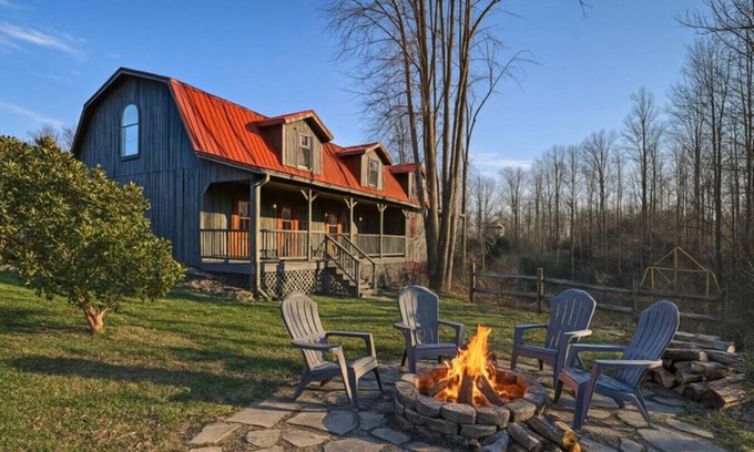 Kodak House | Cozy Cabin | Hot Tub, Views, Near Smoky Mountains!