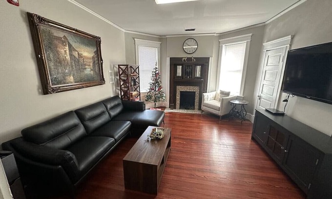 St. Charles Historic District House | 1st Capitol Mansion - Suite 302