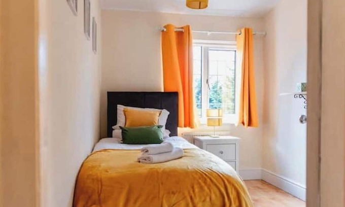 Birmingham House | Erdington, M6 Junction 6 - Drive- 3 bed- 5 singles