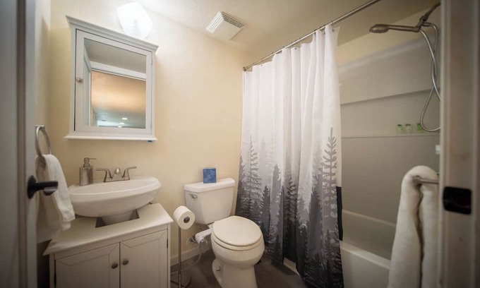 Vernon Apartment | Charming apartment in fantastic Portland with WiFi, AC