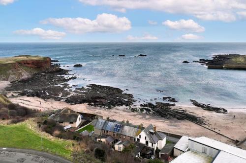 Eyemouth House | Beach front retreat with stunning views!