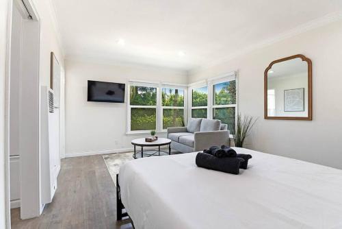 Hollywood Hills West Apartment | Chic Studio Near Laugh Factory