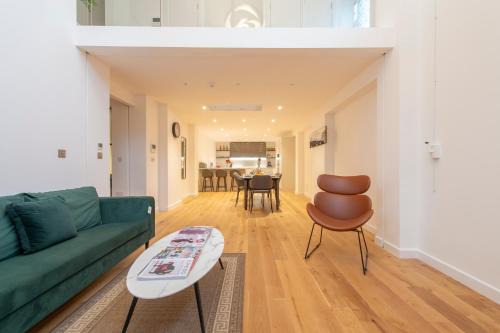 Tower Hamlets Apartment | Exquisite 3BR Duplex Period Conversion, Air-con & Amenities