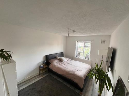 Plaistow South House | Newport Double Room with Smart TV