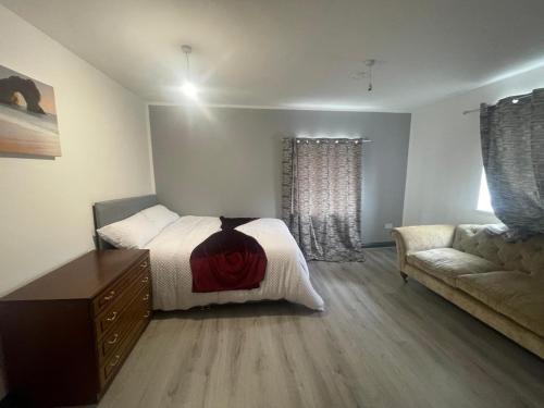 Ashton-under-Lyne Bed & Breakfast | Great angle SQ