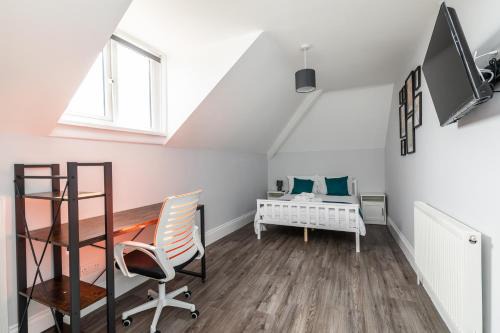 Bradley Stoke House | Dove Court Travel Lodge 7 - Top Floor Double Bedroom