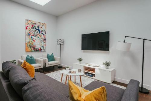 La Petite-Patrie Apartment | HRésidences Modern Apt on Main St Hubert Street