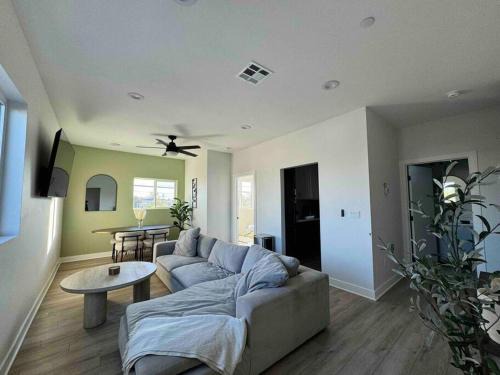Los Angeles Apartment | Modern home near sofi