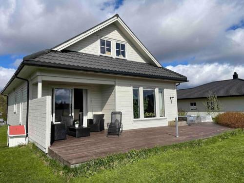 Leknes House | Central house in Leknes (with two cats)