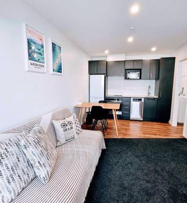 Kawarau Falls Apartment | Short Drive to Queenstown CBD - Cosy Guesthouse with Private Entrance and King Bed
