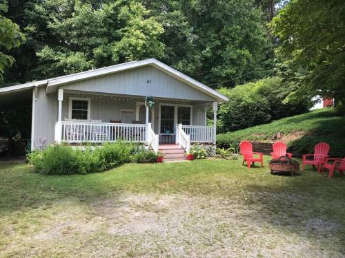 Black Mountain House | Rosso Veranda Cottage